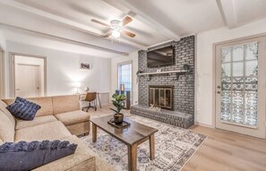 House, Multiple Beds, Patio, Garden View (Pinecrest Cottage) | Living area | Fireplace - Pinecrest Cottage (Memphis)