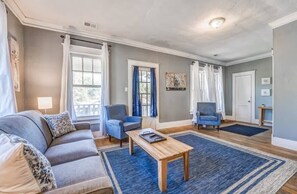 Casa, várias camas, varanda, vista para o jardim (Rozelle Roost Downstairs) | Área de estar