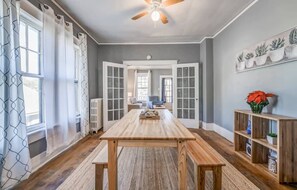 Hus, flere senger, terrasse, hageutsikt (Rozelle Roost Downstairs) | 1 soverom, individuelt dekorert, individuelt innredet og sengetøy