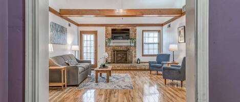 House, Multiple Beds, Patio, Garden View (Hardwood Guesthouse) | Living area | Fireplace