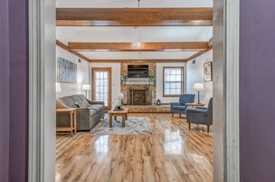 Casa, várias camas, varanda, vista para o jardim (Hardwood Guesthouse) | Área de estar | Lareira