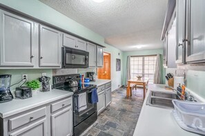 House, Multiple Beds, Patio, Garden View (Hardwood Guesthouse) | Private kitchen | Coffee/tea maker - Hardwood Guesthouse (Cordova)