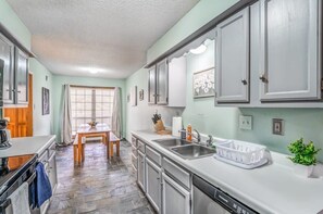 Maison, plusieurs lits, patio, vue jardin (Hardwood Guesthouse) | Cuisine privée