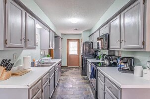 Casa, várias camas, varanda, vista para o jardim (Hardwood Guesthouse) | Cozinha privada | Cafeteira/chaleira