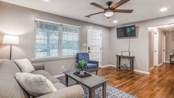 Casa, varias camas, patio, vistas al jardín (Wellsville Rd) | Zona de estar