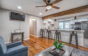 Nhà, nhiều giường, sân hiên, quang cảnh vườn (Wellsville Rd) | Khu phòng khách