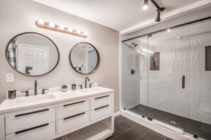 Maison, plusieurs lits, patio, vue jardin (Wellsville Rd) | Salle de bain