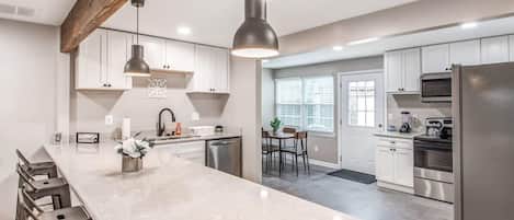 Casa, varias camas, patio, vista al jardín (Wellsville Rd) | Cocina privada | Cafetera y tetera