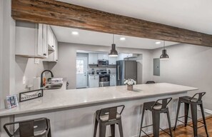 Nhà, nhiều giường, sân hiên, quang cảnh vườn (Wellsville Rd) | Bếp riêng | Dụng cụ pha cà phê/trà