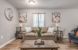 Hus, flere senger, terrasse, hageutsikt (Schoolfield Collective) | Oppholdsområde