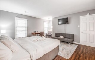 Casa, várias camas, varanda, vista para o jardim (Walnut Bend Bliss) | 5 quartos, individualmente decorados, individualmente mobiliados