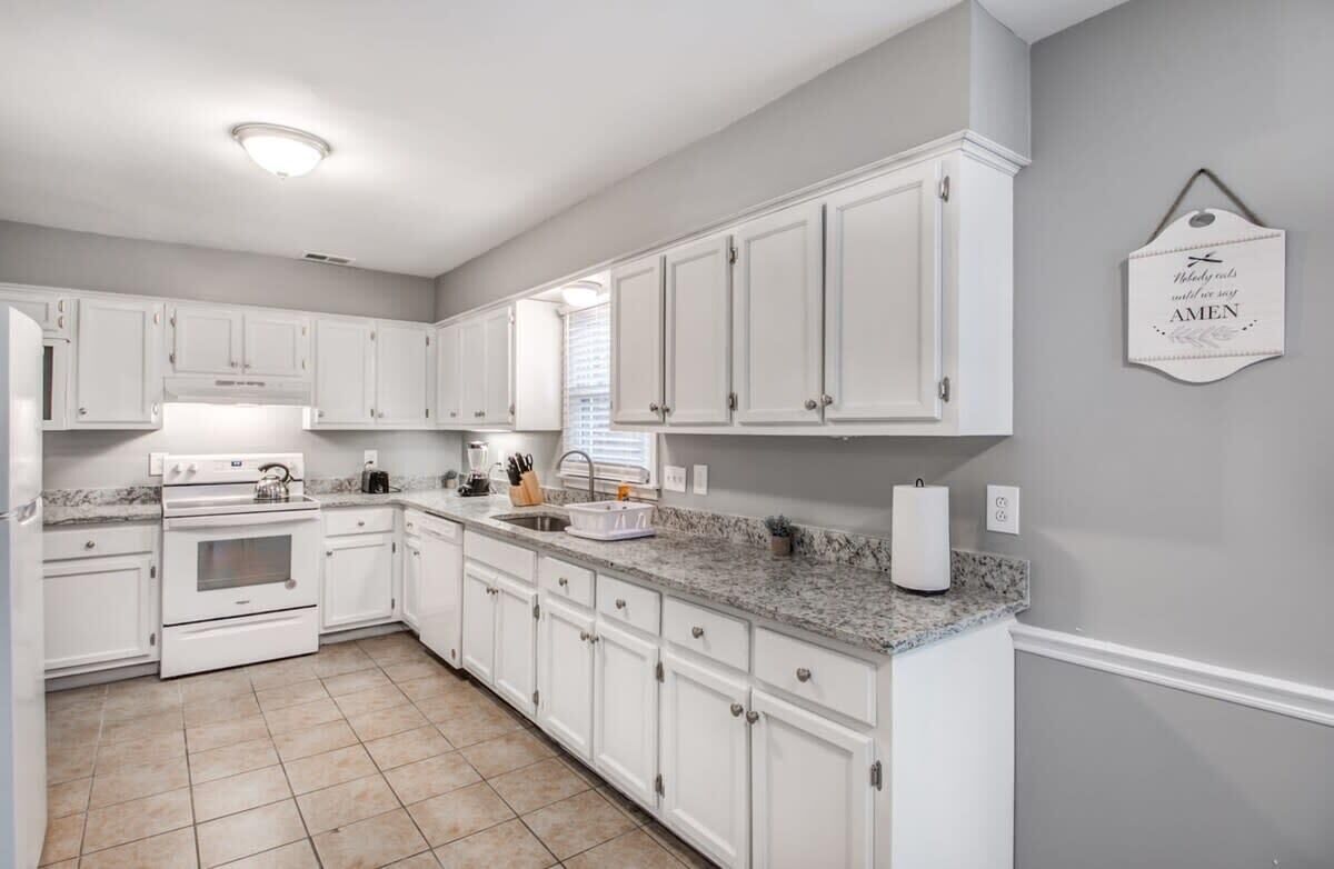 Huis, Meerdere bedden, terras, uitzicht op tuin (Walnut Bend Bliss) | Privékeuken | Een koffiezetapparaat/waterkoker