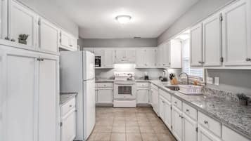 House, Multiple Beds, Patio, Garden View (Walnut Bend Bliss) | Private kitchen