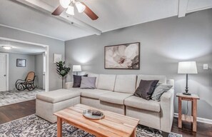 Hus, flere senger, terrasse, hageutsikt (Haddington House) | Oppholdsområde | Peis