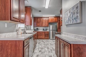 Hus, flere senger, terrasse, hageutsikt (Haddington House) | Eget kjøkken | Kaffetrakter/tekoker