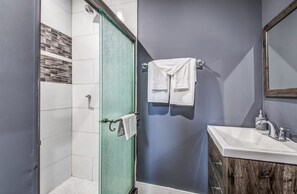 House, Multiple Beds, Patio, Garden View (Glenview Guesthouse) | Bathroom | Towels - Glenview Guesthouse (Memphis)