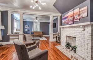 Hus, flere senger, terrasse, hageutsikt (Glenview Guesthouse) | Oppholdsområde | Peis