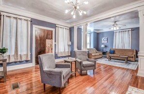 Casa, várias camas, varanda, vista para o jardim (Glenview Guesthouse) | Área de estar | TV, lareira
