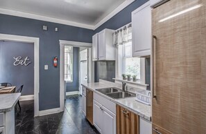 Casa, várias camas, varanda, vista para o jardim (Glenview Guesthouse) | Cozinha privada | Geladeira, micro-ondas, fogão, cooktop