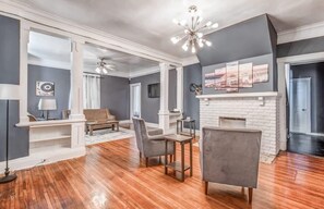Casa, várias camas, varanda, vista para o jardim (Glenview Guesthouse) | Área de estar | TV, lareira