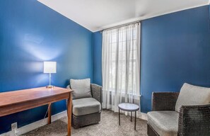 Hus, flere senger, terrasse, hageutsikt (Glenview Guesthouse) | Oppholdsområde | Peis