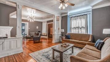 Huis, Meerdere bedden, terras, uitzicht op tuin (Glenview Guesthouse) | Woonruimte | Een open haard