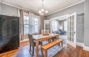 Casa, várias camas, varanda, vista para o jardim (Rozelle Roost Both Units) | Opções para refeição