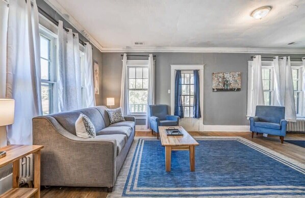 منزل - عدة أسرّة - برواق - منظر للحديقة (Rozelle Roost Both Units) | منطقة المعيشة | مدفأة