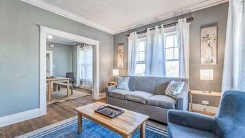 House, Berbilang Katil, Patio, Garden View (Rozelle Roost Both Units) | Ruang tamu | Pendiangan