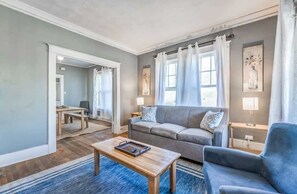 منزل - عدة أسرّة - برواق - منظر للحديقة (Rozelle Roost Both Units) | منطقة المعيشة | مدفأة