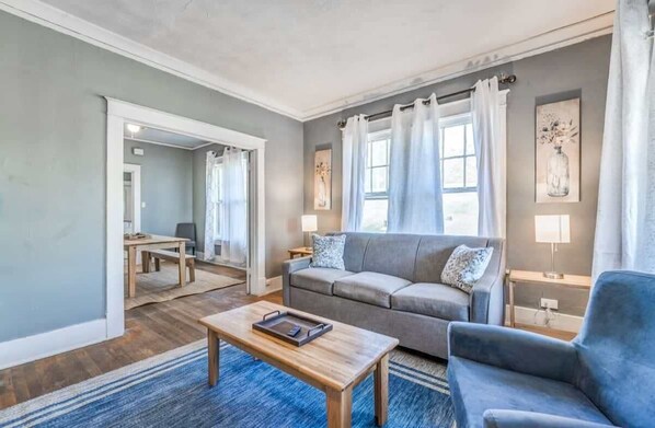 Casa, várias camas, varanda, vista para o jardim (Rozelle Roost Both Units) | Área de estar | TV, lareira