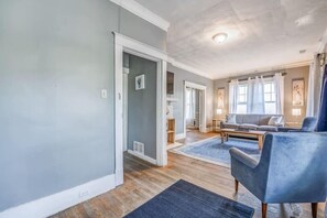 Talo, useita sänkyjä, patio, näköala puutarhaan (Rozelle Roost Both Units) | Oleskelualue | Takka