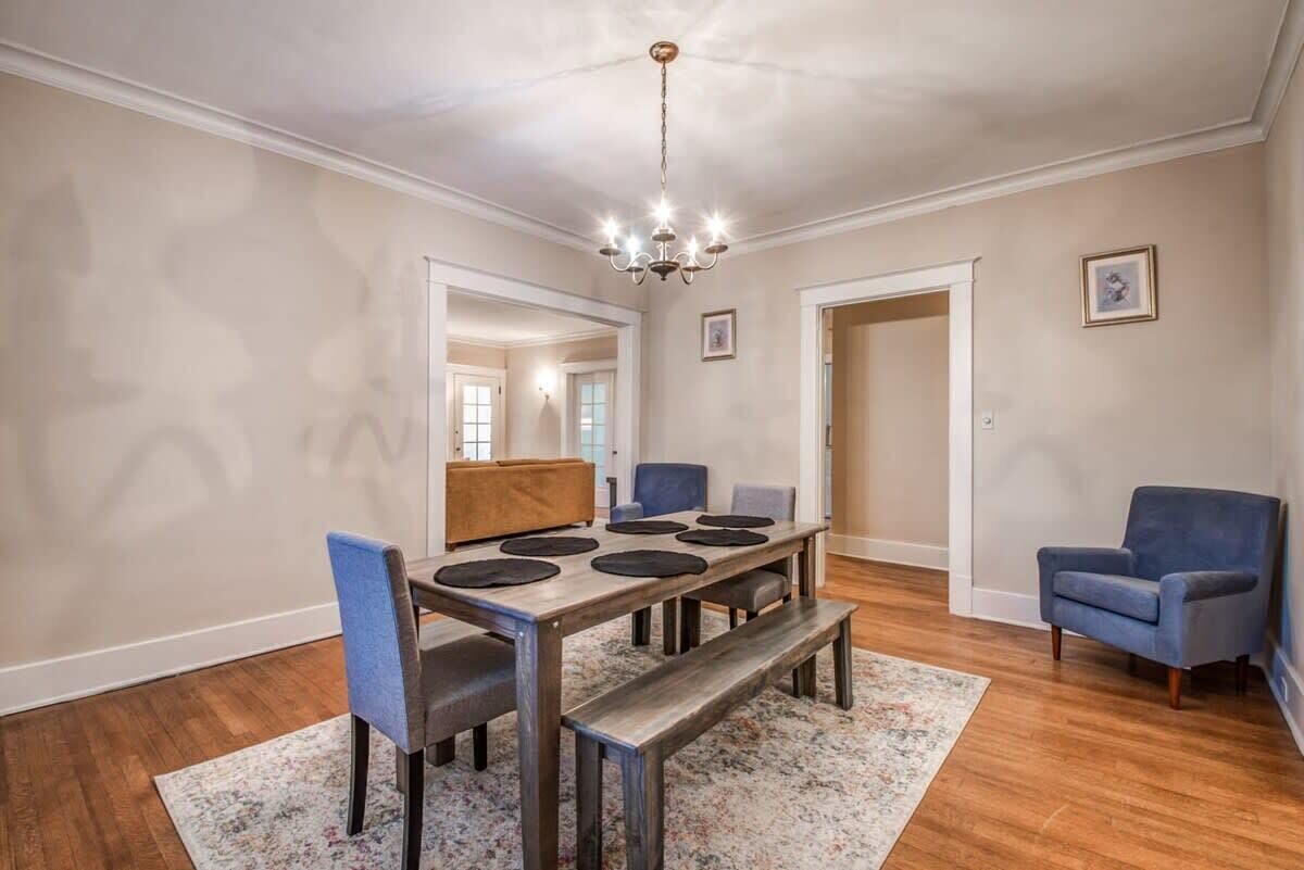 Appartement, plusieurs lits, patio, vue jardin (Avalon Nest Upstairs) | 2 chambres, décoration personnalisée, ameublement personnalisé