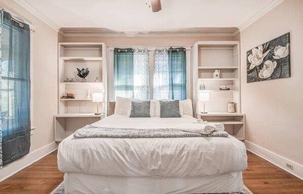 Departamento, varias camas, patio, vista al jardín (Avalon Nest Upstairs) | 2 habitaciones, decoración personalizada y muebles diferentes