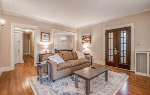 Departamento, varias camas, patio, vista al jardín (Avalon Nest Upstairs) | Área de sala de estar