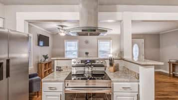 Casa, varias camas, patio, vista al jardín (Flamingo Hideaway) | Cocina privada | Cafetera y tetera