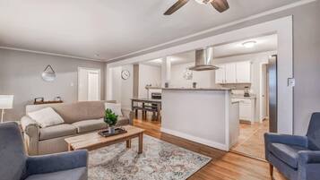 Casa, varias camas, patio, vista al jardín (Flamingo Hideaway) | Área de sala de estar | Chimenea