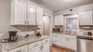 House, Multiple Beds, Patio, Garden View (Flamingo Hideaway) | Private kitchen