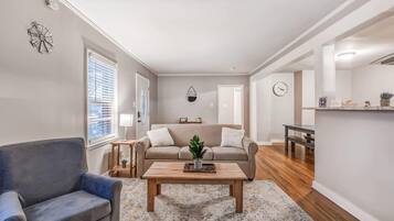 Casa, varias camas, patio, vista al jardín (Flamingo Hideaway) | Área de sala de estar | Chimenea