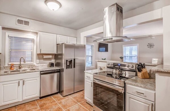 House, Multiple Beds, Patio, Garden View (Flamingo Hideaway) | Private kitchen