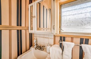 Hus - flera sängar - uteplats - utsikt mot trädgården (Garland Haven Hideaway Unit A) | Badrum | Lyxtoalettartiklar