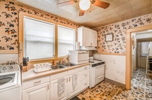 Maison, plusieurs lits, patio, vue jardin (Garland Haven Hideaway Unit A) | Cuisine privée