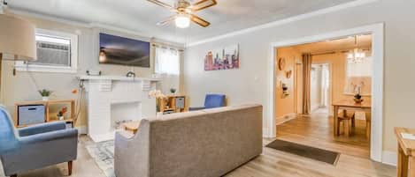 Casa, varias camas, patio, vista al jardín (Garland Haven Hideaway Unit A) | Área de sala de estar