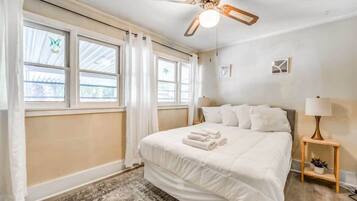 Casa, varias camas, patio, vistas al jardín (Garland Haven Hideaway Unit A) | 3 dormitorios, decoración individual, mobiliario individual