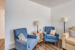 Casa, várias camas, cozinha, vista para o jardim (High Point Nest – Both Units) | Área de estar