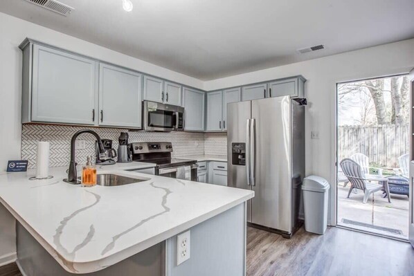 Casa, varias camas, cocina, vistas al jardín (High Point Nest – Both Units) | Cocina privada | Cafetera o tetera