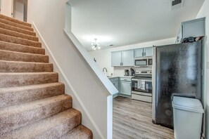 Casa, varias camas, cocina, vistas al jardín (High Point Nest – Both Units) | Cocina privada | Cafetera o tetera