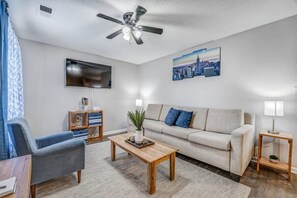 하우스, 침대(여러 개), 파티오, 정원 전망 (Cedar Ave Escape) | 거실 공간