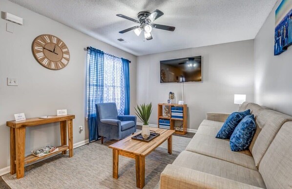 House, Multiple Beds, Patio, Garden View (Cedar Ave Escape) | Living area
