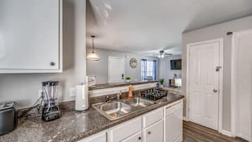 Casa, letti multipli, patio, vista giardino (Cedar Ave Escape) | Cucina privata | Frigorifero, microonde, forno, piano cottura